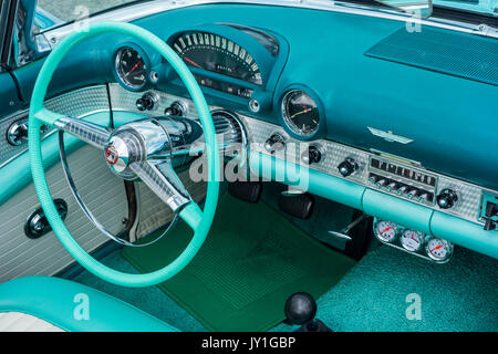 Jahrgang 1955 Ford Thunderbird Innenraum mit Lenkrad und Armaturenbrett in Teal und Aqua Farben Stockfoto