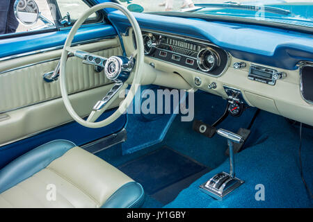 Jahrgang 1965 Ford Mustang Innenraum mit Lenkrad und Armaturenbrett in Silber blau Farben Stockfoto