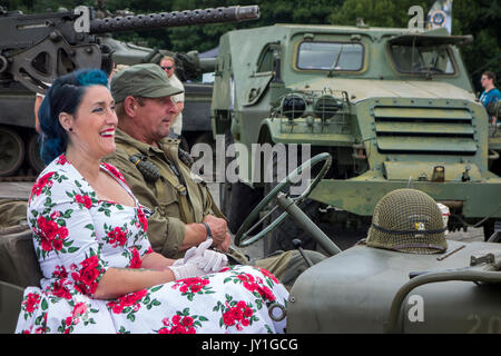 Reenactors gekleidet, wie WW2 US-Soldat und Frau im 40er Jahre Kleid posiert im zweiten Weltkrieg militärische Willys MB Jeep während des Zweiten Weltkriegs militaria Messe Stockfoto