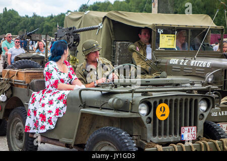 Reenactors gekleidet, wie WW2 US-Soldat und Frau im 40er Jahre Kleid posiert im zweiten Weltkrieg militärische Willys MB Jeep während des Zweiten Weltkriegs militaria Messe Stockfoto