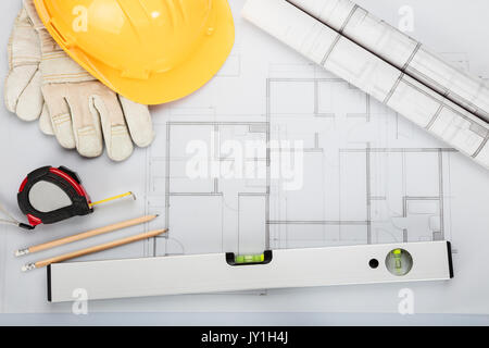 Hohe Betrachtungswinkel der architektonischen Ausstattung mit Blueprint auf Schreibtisch Stockfoto