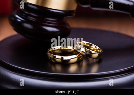 In der Nähe der Hochzeit Ringe werden auf Hammer im Gerichtssaal Stockfoto