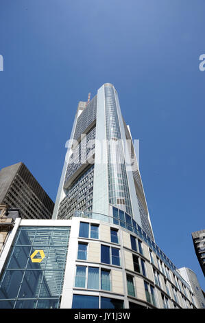 Sie suchen bei der Commerzbank Tower von außerhalb der Lobby. Frankfurt. Stockfoto