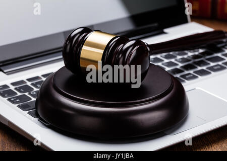 Nahaufnahme einer Holz- richter Hammer auf Laptop Tastatur Stockfoto