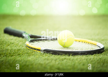 Nahaufnahme der Tennisschläger mit grüner Ball auf Gras Stockfoto