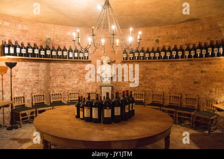 Innenraum der Weinkeller im Waddesdon Manor, Buckinghamshire, England, Grossbritannien, Europa Stockfoto