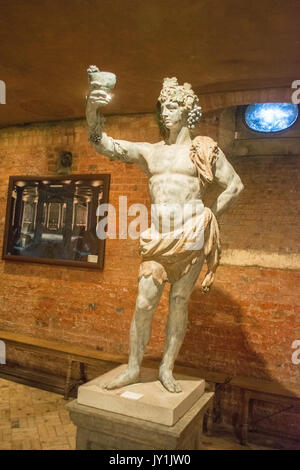 Statue von Bacchus, der römische Gott des Weines in das Innere der Weinkeller im Waddesdon Manor, Buckinghamshire, England, Grossbritannien, Europa Stockfoto