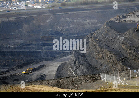 Bagger in der Nähe des unteren Ffos Y Fran Tagebau. Stockfoto