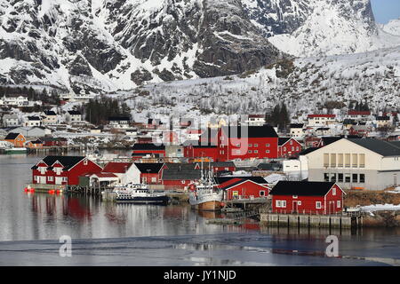 Nach Norden Blick von Reinehalsen-Isthmus über Gravdalsbukta - Bucht von Reinevagen - Golf zum Reine Dorf von Andoya Insel umrahmt und Olstinden mount über Stockfoto