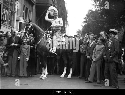 Gene Autry's Hollywood Singing Cowboy mit Pferd, Meister von den Massen von Jugendlichen im Empress Halle Juli 1953 umgeben Stockfoto