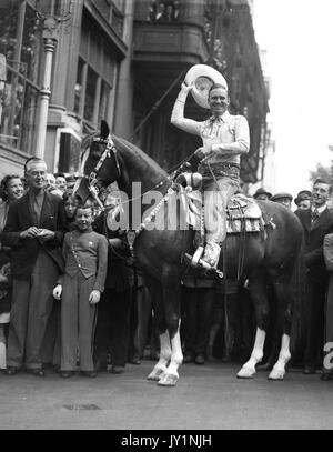 Gene Autry's Hollywood Singing Cowboy mit Pferd, Meister von den Massen von Jugendlichen im Empress Halle Juli 1953 umgeben Stockfoto