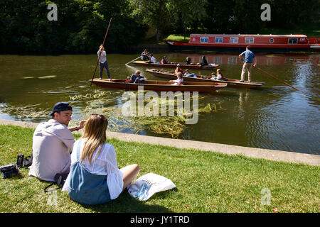 Paar sitzt auf der bank. Stocherkähne und Haus Boot auf dem Fluss. Stockfoto