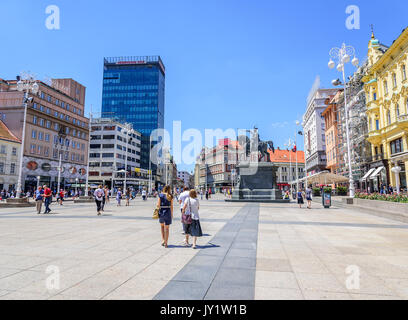 Platz Ban Josip Jelacic mit Touristen und Straßenbahnen an einem Sommertag in Zagreb. Stockfoto