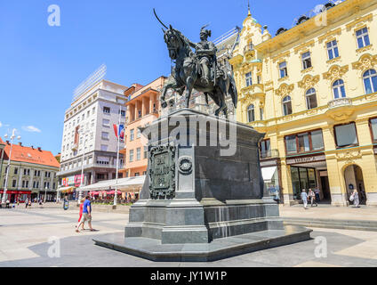 Platz Ban Josip Jelacic mit Touristen und Straßenbahnen an einem Sommertag in Zagreb. Stockfoto