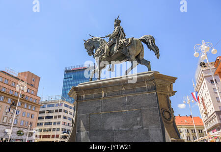 Platz Ban Josip Jelacic mit Touristen und Straßenbahnen an einem Sommertag in Zagreb. Stockfoto