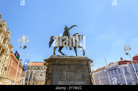 Platz Ban Josip Jelacic mit Touristen und Straßenbahnen an einem Sommertag in Zagreb. Stockfoto