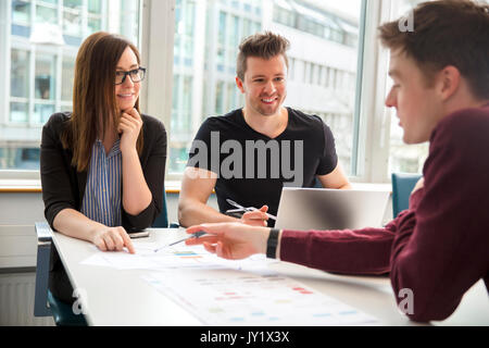 Business-Leute diskutieren über Dokument In Office Stockfoto