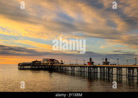 Blackpool North Pier bei Sonnenuntergang im Winter Stockfoto