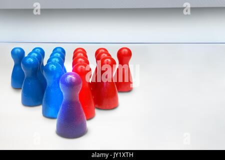 Die Zusammenführung oder die Kombination von Figuren. Führung und Teamarbeit. Mit Copyspace. Stockfoto