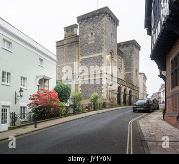 Blick auf die Straße bergauf in Richtung Rathaus in Maltravers Street, Arundel, West Sussex, UK suchen Stockfoto