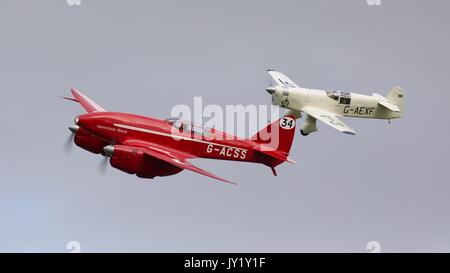 De Havilland DH 88 Comet und Percival Mew Gull fliegen zusammen im Old Warden Flugplatz Stockfoto