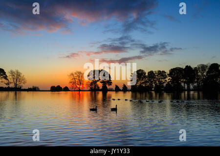 Einen schönen Sonnenaufgang auf einem See in Yorkshire. Stockfoto