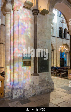 Bunte Reflexionen über Kirche Spalte aus Buntglasfenster Stockfoto