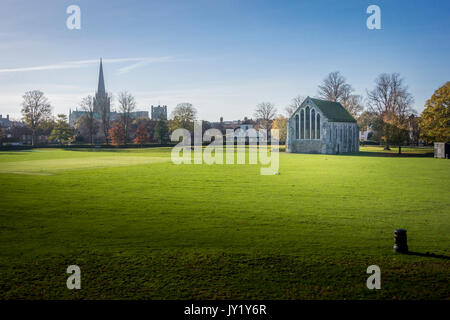 Chichester Guildhall, einem kirchlichen Gebäude in Priory Park Chichester, West Sussex, England. Seltenes Beispiel einer kompletten 13. Jahrhundert Franziskanischen c Stockfoto