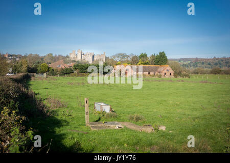 Landschaft von Sussex mit ein verfallenes Bauernhaus und Arundel Castle im Hintergrund Stockfoto