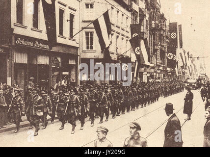 1934 britische Truppen aus dem East Lancashire Regiment März durch das Hakenkreuz geschmückten Straßen von Saarbruken als Teil einer internationalen Friedenstruppe in den Status Referendum der Saar Gebiet Stockfoto