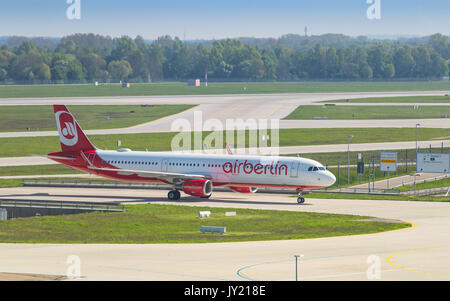 München, Deutschland - Mai 6, 2016: Airliner Airbus A321 der Air Berlin Low Cost Airline das Rollen von der Landebahn zum Terminal nach der Landung in München International Stockfoto