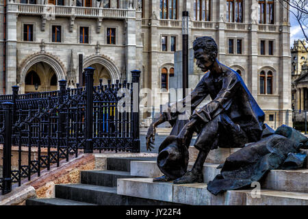 Statue von Attila Jozsef in der Nähe des Parlaments, Budapest, Ungarn Stockfoto