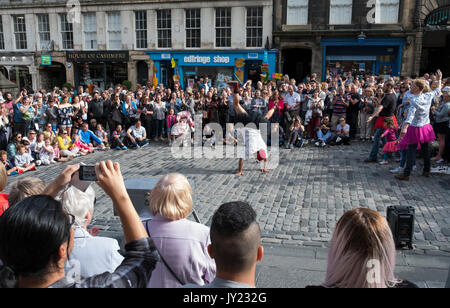 Straßenkünstler auf der Royal Mile in Edinburgh Teil des Edinburgh Festival Fringe, das größte Festival der Welt. Stockfoto