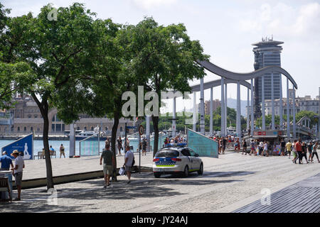 Polizei Auto mit Polizisten am Eingang des Centro Comercial Maremagnum sichern Sicherheit geparkt. Stockfoto