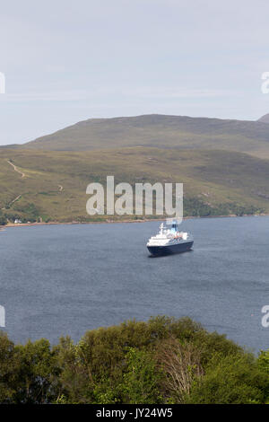 Die Saga Pearl II Passagierschiff gerade weg von Ullapool, Westküste von Schottland, Vereinigtes Königreich verankert Stockfoto