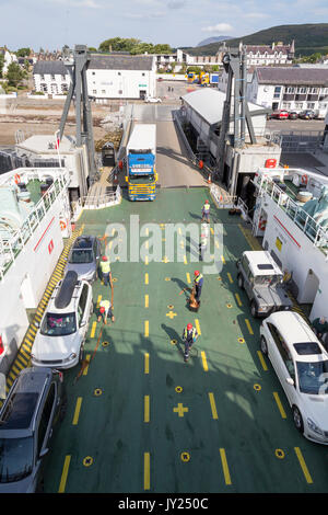 Besatzungsmitglieder bei der Arbeit auf dem Caledonian Macbrayne Fähren das Loch Seaforth, Ullapool, Scottish Highlands, Großbritannien Stockfoto