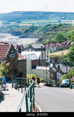 Die steile Straße hinunter in das Dorf von Robin Hood's Bay an der Küste von North Yorkshire. Stockfoto