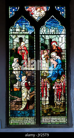 Glasfenster Denkmal für Maria Tiltman, entworfen von Burne-Jones, in St Mary's Church, Rye, East Sussex. Stockfoto