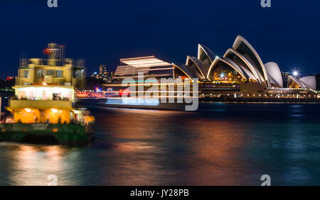 Sydney Opera House mit Fähr- und Kreuzfahrtschiffe in der Abenddämmerung. Sydney, Australien. Stockfoto