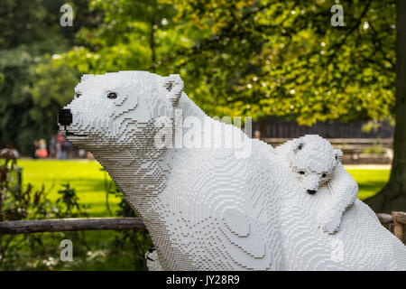 Planckendael Zoo, Mechelen, Belgien - 17. AUGUST 2017: Weiße Eisbär und Baby Bär aus Lego Steinen in der Ausstellung "die Natur verbindet" von Sean Kenney Stockfoto