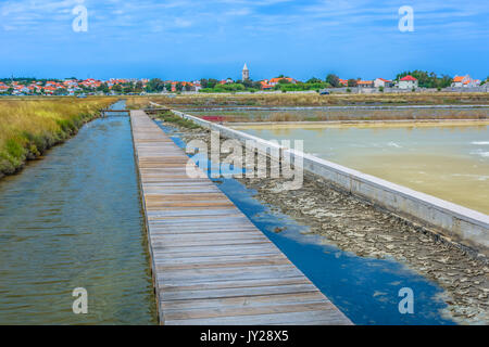 Aussicht auf salzig Felder in NIn Stadt, berühmten Sehenswürdigkeiten in der Region vor Ort in Dalmatien, Kroatien. Stockfoto