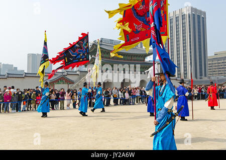 Seoul, Südkorea - 07 April 2017: Der Königliche Guard-Changing Zeremonie Gyeongbokgung Palast. Die königliche Guard-Changing Zeremonie ist eine große Chance Stockfoto