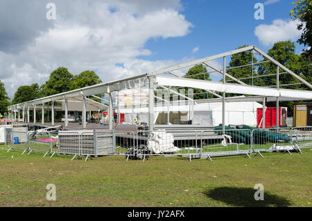 Provisorische Gebäude nach Shrewsbury Flower Show im Steinbruch Park zerlegt Stockfoto