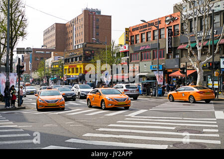 Seoul, Korea - April 08, 2017: Verkehr Blick auf die Straße mit Autos und Steuer in Itaewon Stadt in Seoul. Itaewon ist weithin als eines der größten ethnisch d bekannt Stockfoto