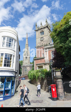 Fish Street in Shrewsbury, die bis zu St Alkmund's Church und St. Julian's Kirche Stockfoto