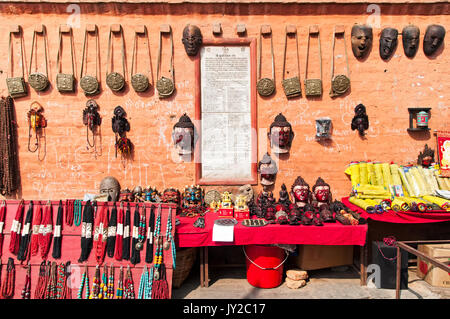 Outdoor Souvenirs und religiöse Attribute Shop in der Nähe von Swayambhunath Tempel in Kathmandu Tal. Stockfoto