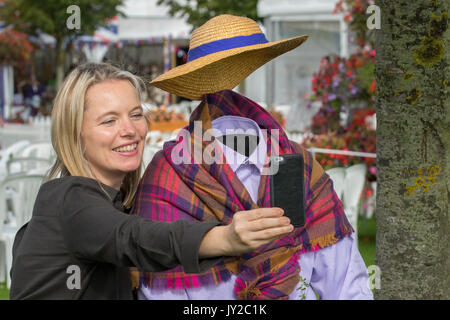 Eine selfie am Eröffnungstag in Southport Flower Show als Aussteller, Garten Designer, und floralen Exponate willkommen die Ankunft von bis zu 80.000 Besucher erwartet zu diesem berühmten jährlichen Veranstaltung zu besuchen. Stockfoto