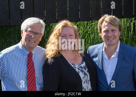 David Domoney, Charlie Dimmock und John Craven beim Eröffnungstag der Southport Flower Show als Fernsehmoderatoren, Gartendesigner und Blumenexperten erwarten professionelle Gärtner die Ankunft von bis zu 80.000 Besuchern, die zu dieser berühmten jährlichen Veranstaltung erwartet werden. Stockfoto