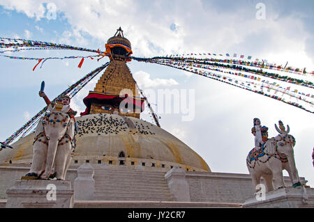 Beleuchtete Bodhnath Stupa Tempel und Statuen mit bewölkten Tag. Boudhanath Stupa ist die größte Stupa in Nepal und die heiligsten tibetischen buddhistischen Tempel o Stockfoto
