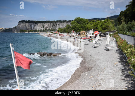 Sistiana, Italien - 11 August 2017: der Strand von Duino kurz vor dem Eingang des Portopiccolo Beach Resort in Sistiana. Am 8. August eröffnet Stockfoto